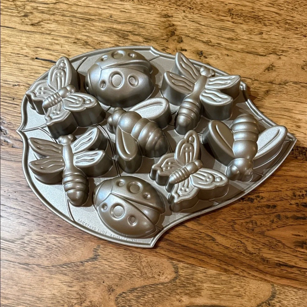 Nordic Ware Backyard Bugs Baking Pan Mini Cakes EUC
